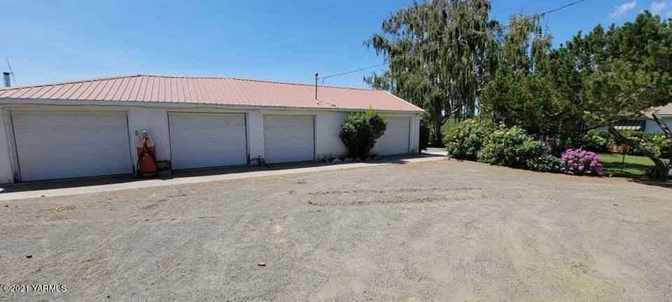 280 Tuttle Road Grandview, WA 98930 - Photo 8 of 8 a front view of a house with a yard and garage