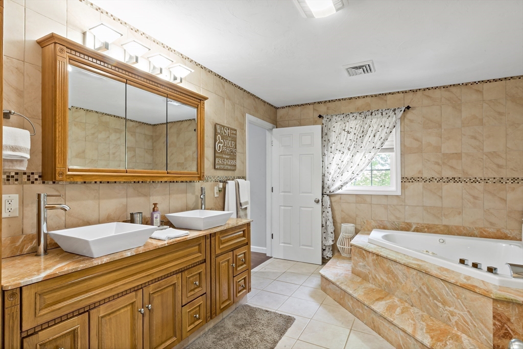 1084 Laurel Street Fall River, MA 02721 - Photo 10 of 42