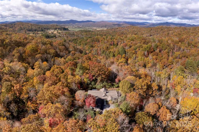 a view of a houses with a yard