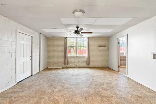 a view of a livingroom with a ceiling fan window and a ceiling fan