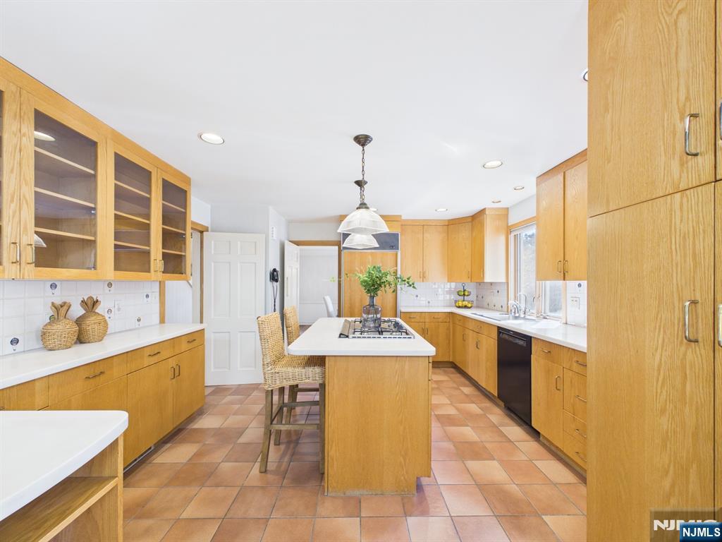318 Beechwood Road Ridgewood, NJ 07450 - Photo 9 of 29 Gallery Image 9