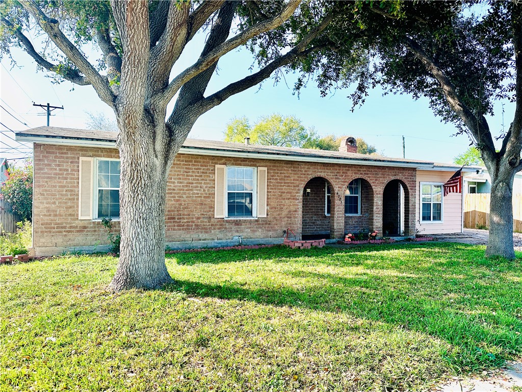 a view of a back yard of the house