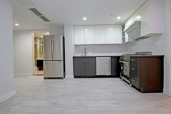 $676,000 | 15815 Union Turnpike, Unit 3B | Hillcrest