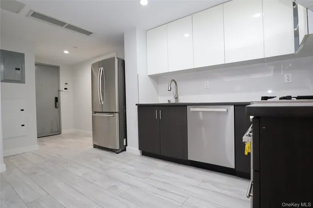 $676,000 | 15815 Union Turnpike, Unit 3B | Hillcrest