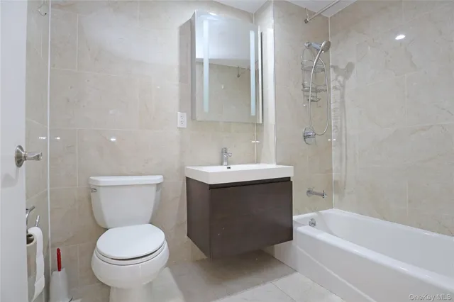 $676,000 | 15815 Union Turnpike, Unit 3B | Hillcrest