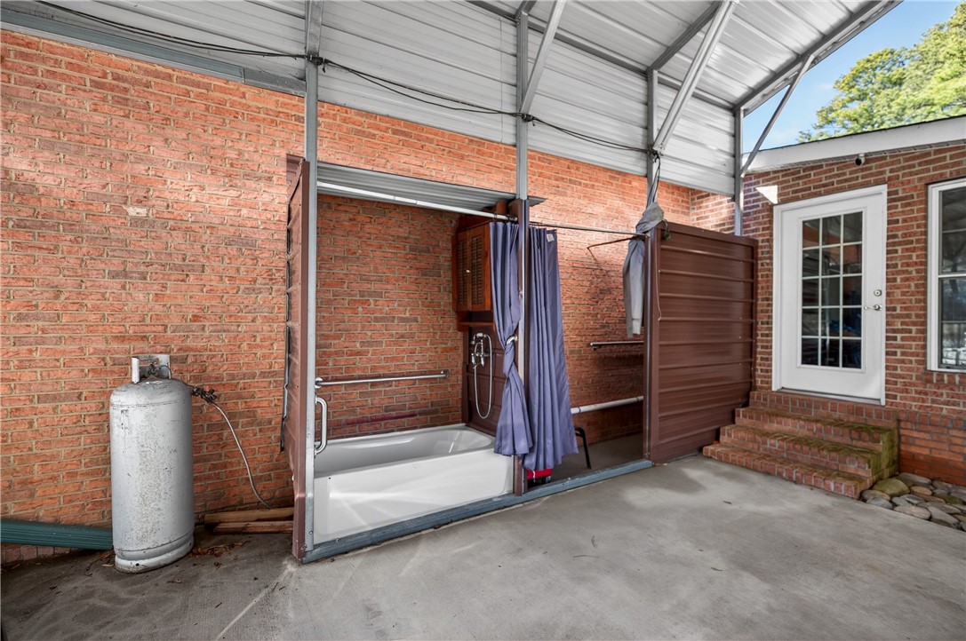 3400 Old Dobbins Bridge Road Fair Play, SC 29643 - Photo 27 of 50 Outdoor shower and bath