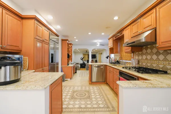 $4,700 | 32 Eileen Way, Edison, NJ 08837
