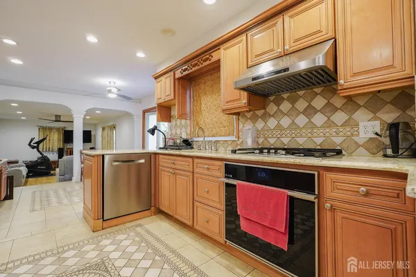 $4,700 | 32 Eileen Way, Edison, NJ 08837