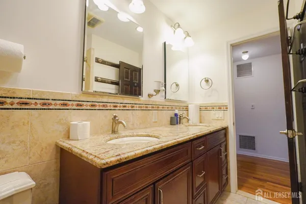 $4,700 | 32 Eileen Way, Edison, NJ 08837