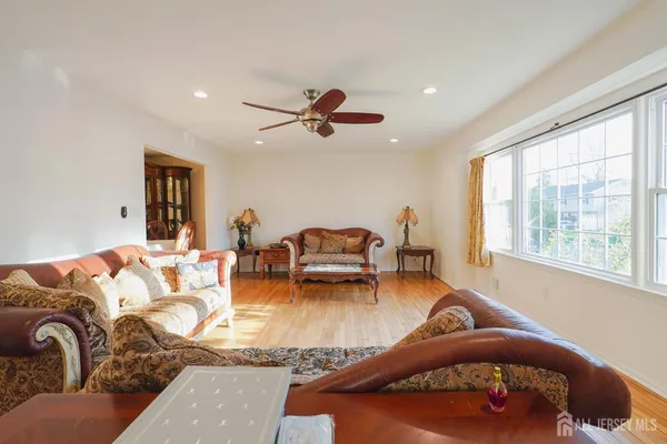 $4,700 | 32 Eileen Way, Edison, NJ 08837