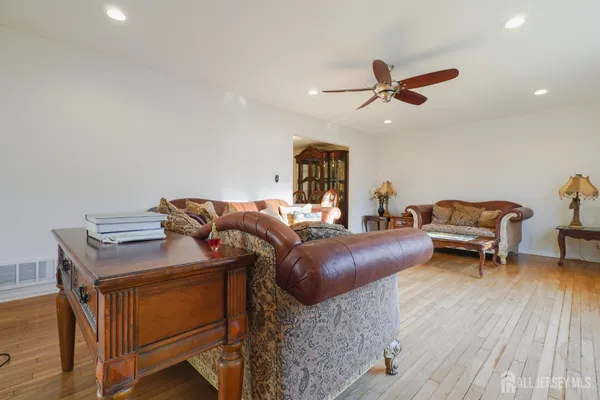 $4,700 | 32 Eileen Way, Edison, NJ 08837