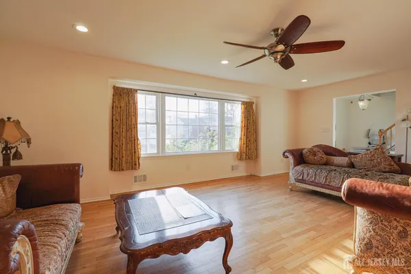 $4,700 | 32 Eileen Way, Edison, NJ 08837