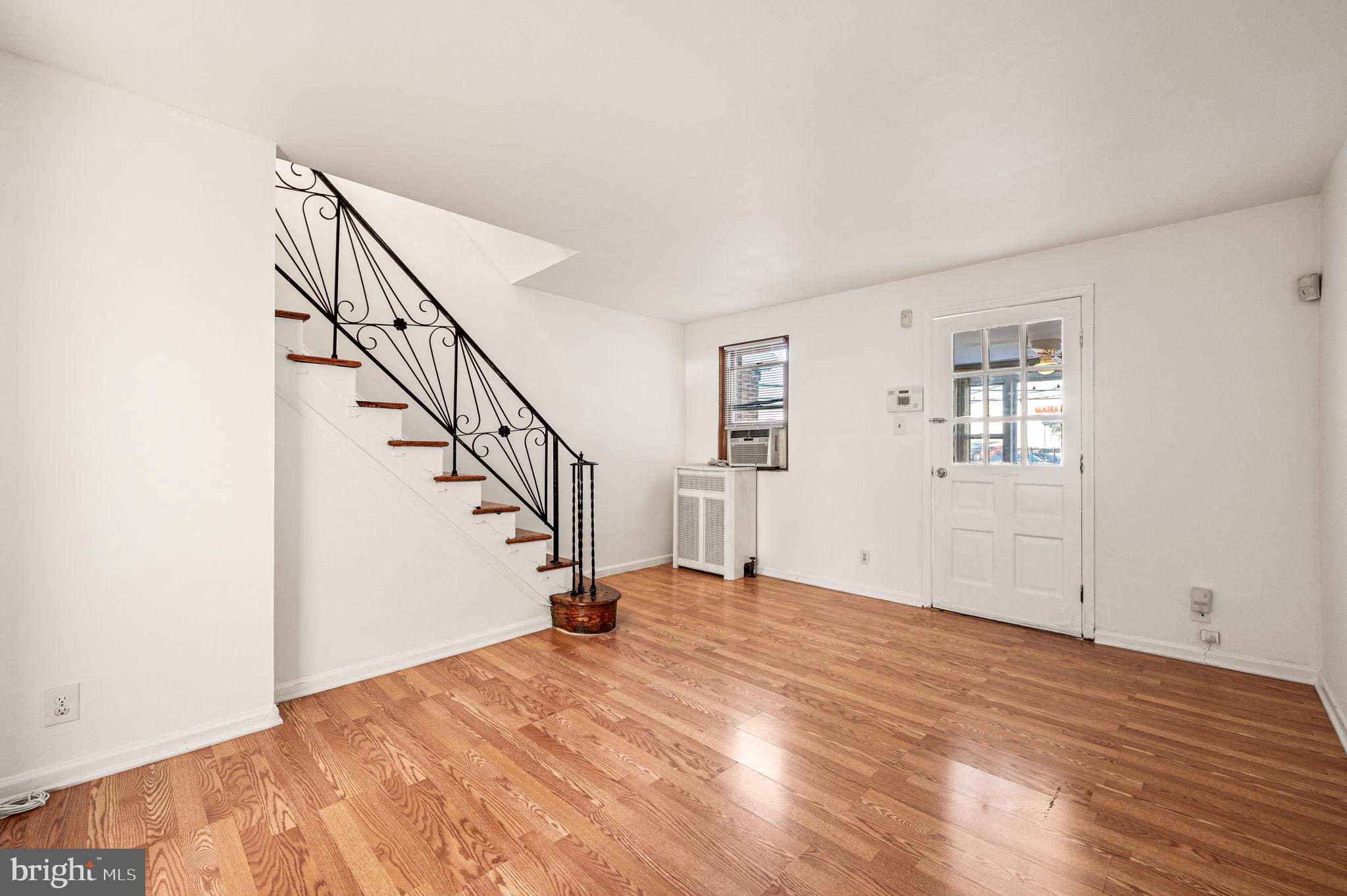 360 Huntley Road Upper Darby, PA 19082 - Photo 7 of 24 Living Room