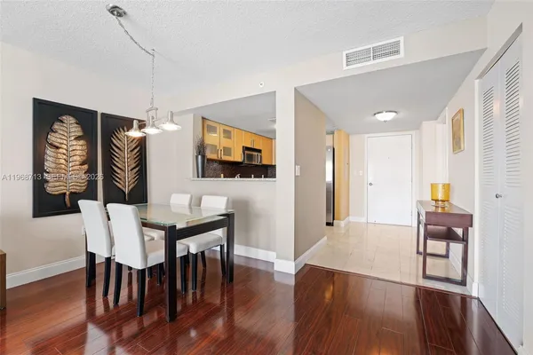 $3,200 | 2101 Brickell Avenue, Unit 1704, Miami, FL 33129