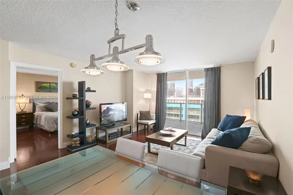 $3,200 | 2101 Brickell Avenue, Unit 1704, Miami, FL 33129