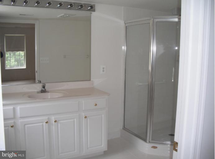 12330 Rosslare Ridge Road, Unit 106 Lutherville-Timonium, MD 21093 - Photo 5 of 16 Bath (Master)