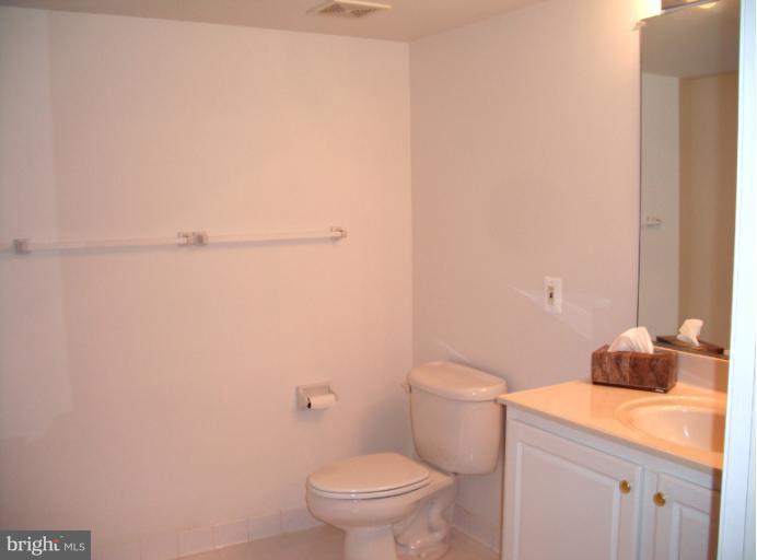 12330 Rosslare Ridge Road, Unit 106 Lutherville-Timonium, MD 21093 - Photo 6 of 16 Guest Bath