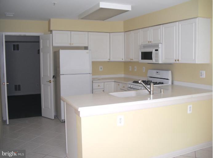 12330 Rosslare Ridge Road, Unit 106 Lutherville-Timonium, MD 21093 - Photo 8 of 16 Kitchen