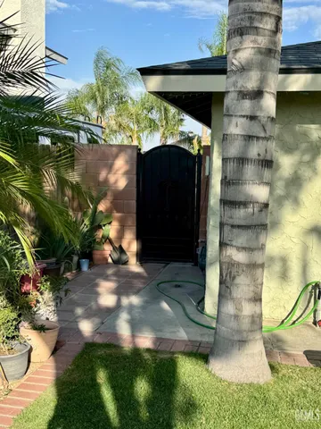a view of entryway with a yard