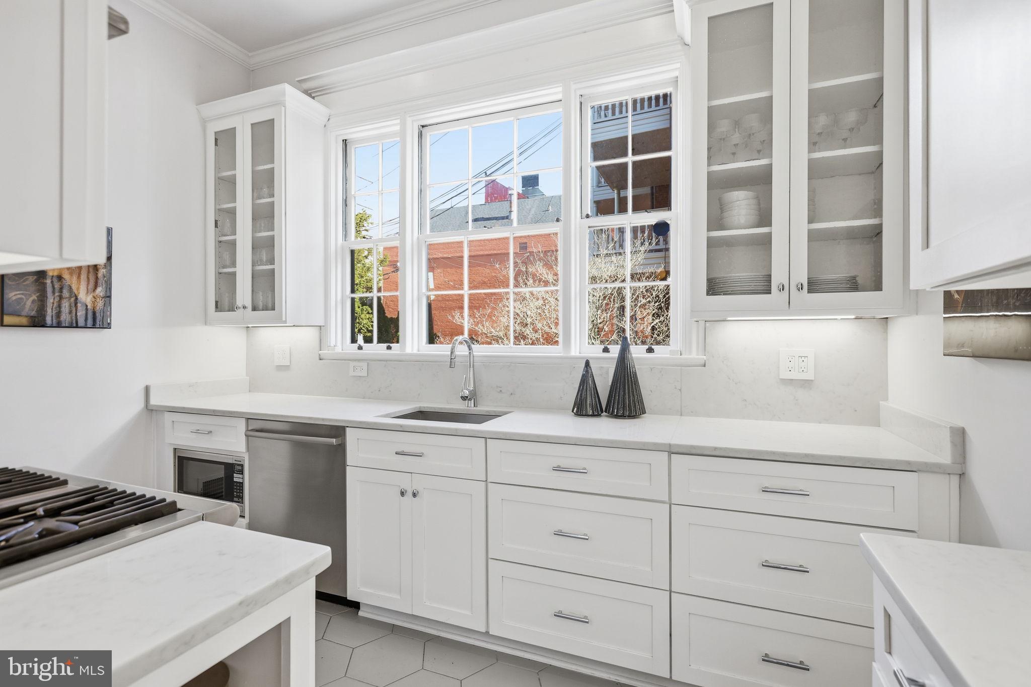 322 2nd Street Southeast Washington, DC 20003 - Photo 8 of 22