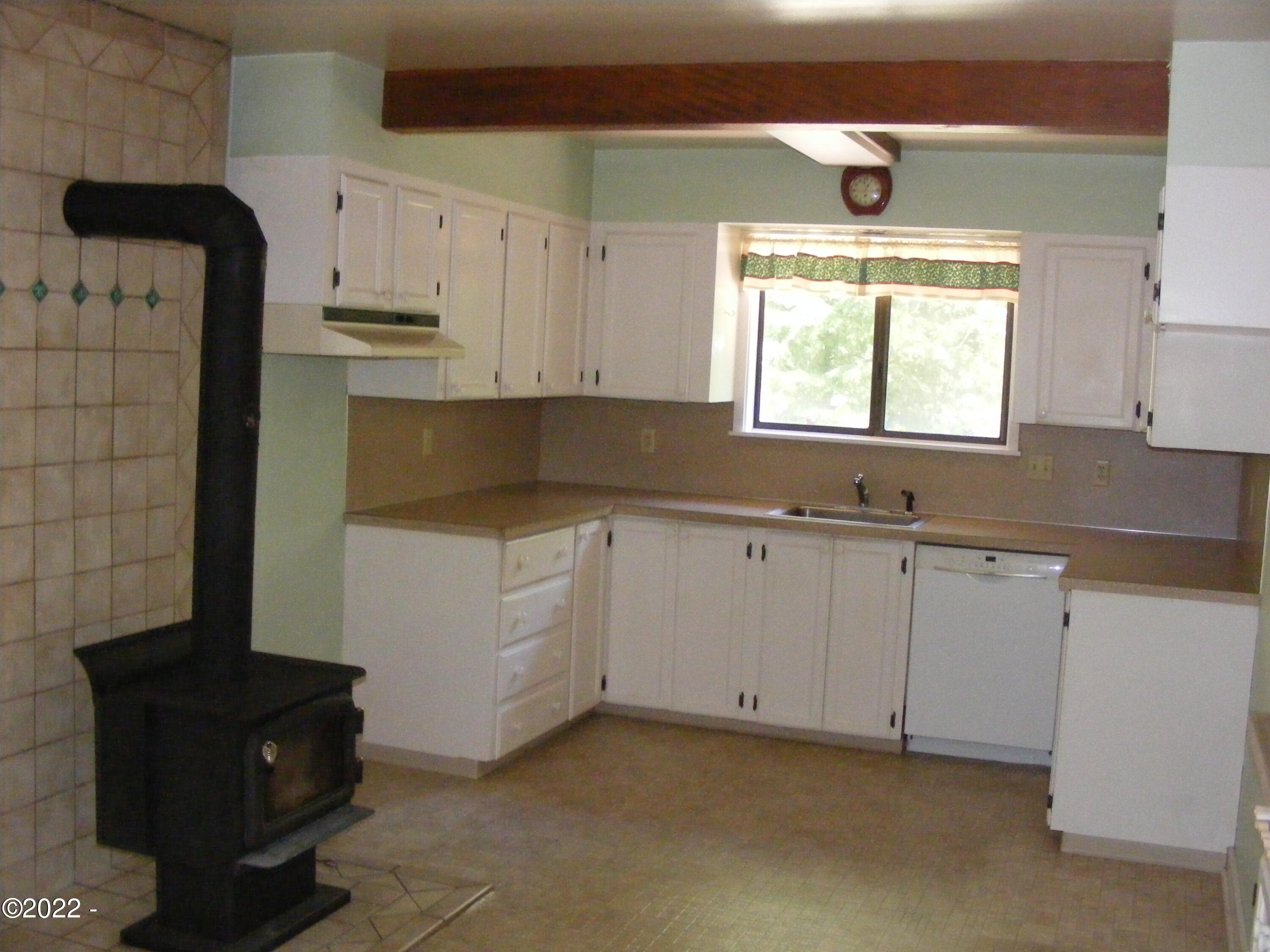 1498 Fruitvale Road Newport, OR 97365 - Photo 9 of 17 Kitchen