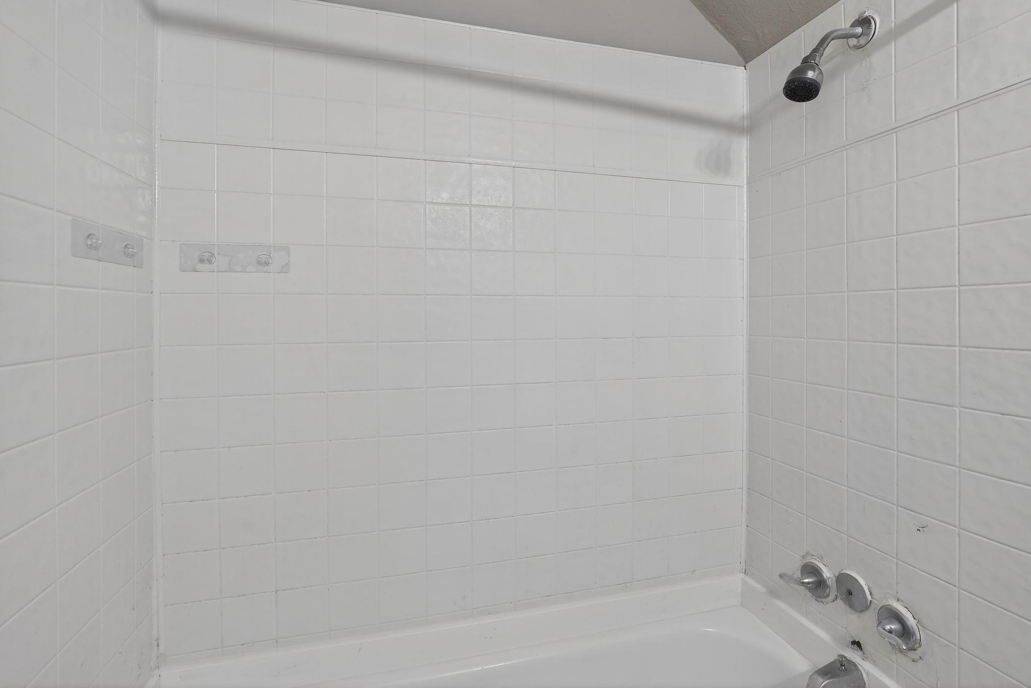 356 Hewlett Road Memphis, TN 38109 - Photo 25 of 30 a bathroom with a bathtub