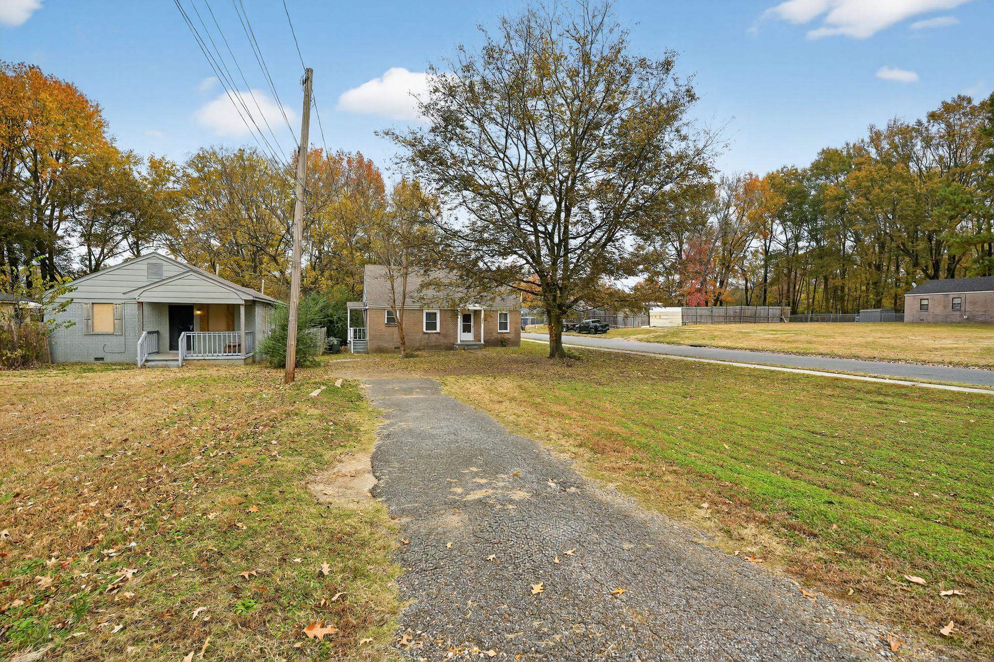 356 Hewlett Road Memphis, TN 38109 - Photo 4 of 30 a house with swimming pool in front of it