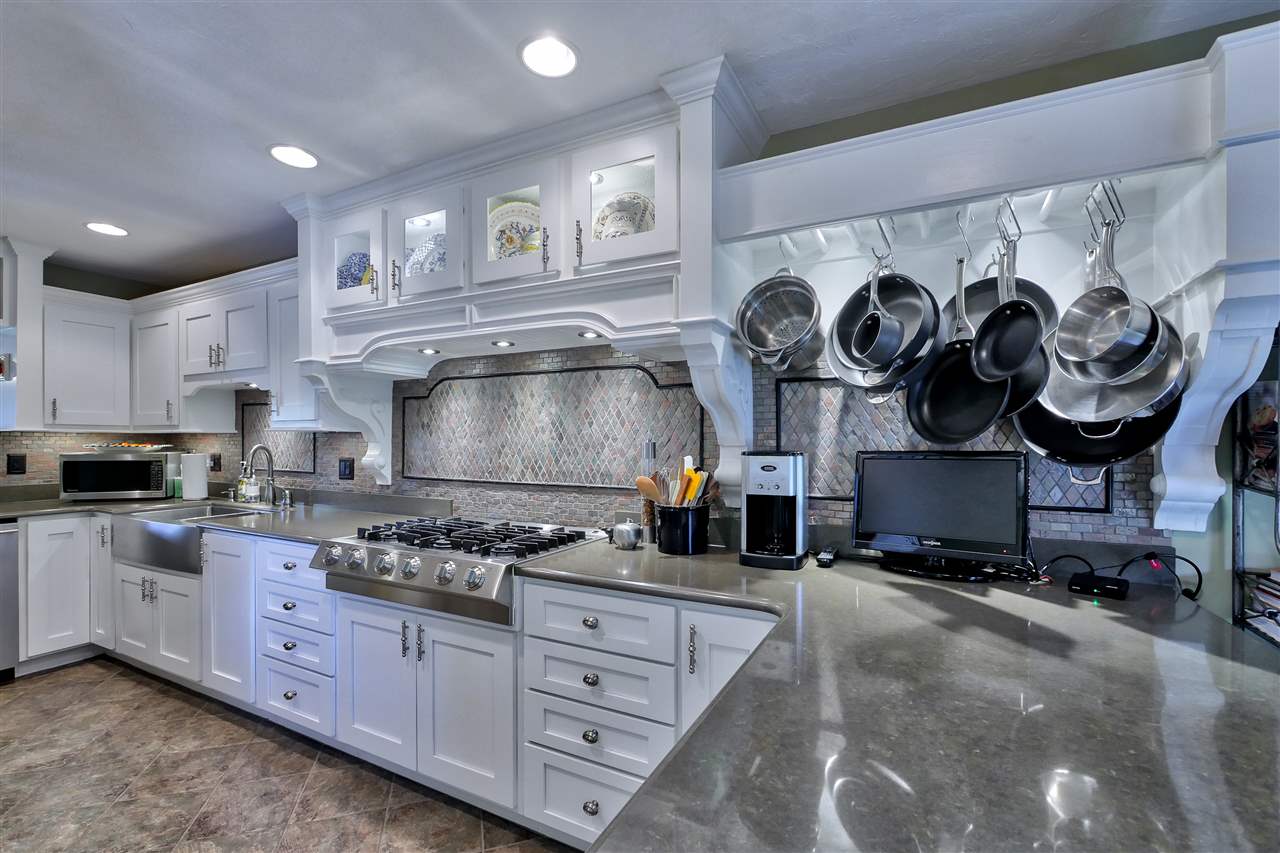 108 Hawthorne Village Road Nashua, NH 03062 - Photo 3 of 38 Gallery Image 3