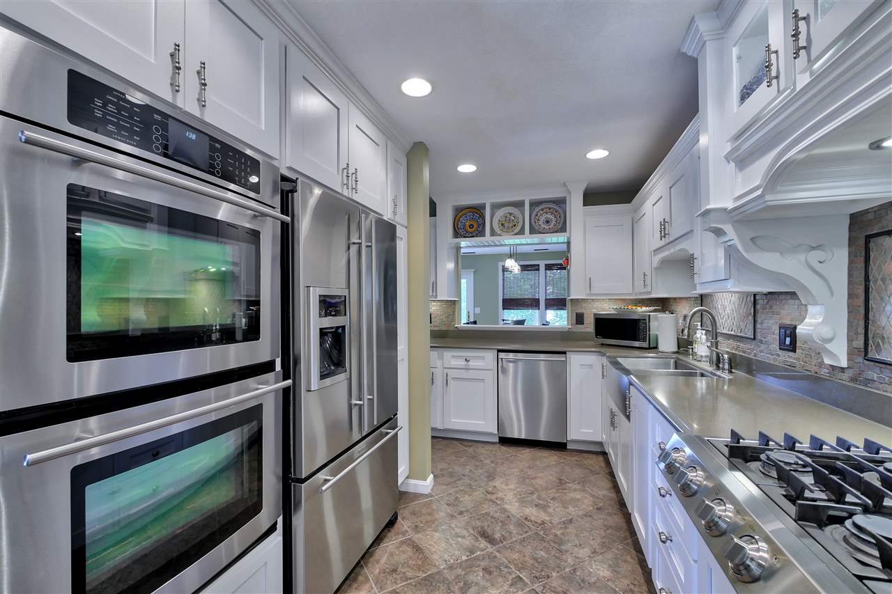 108 Hawthorne Village Road Nashua, NH 03062 - Photo 4 of 38 Gallery Image 4