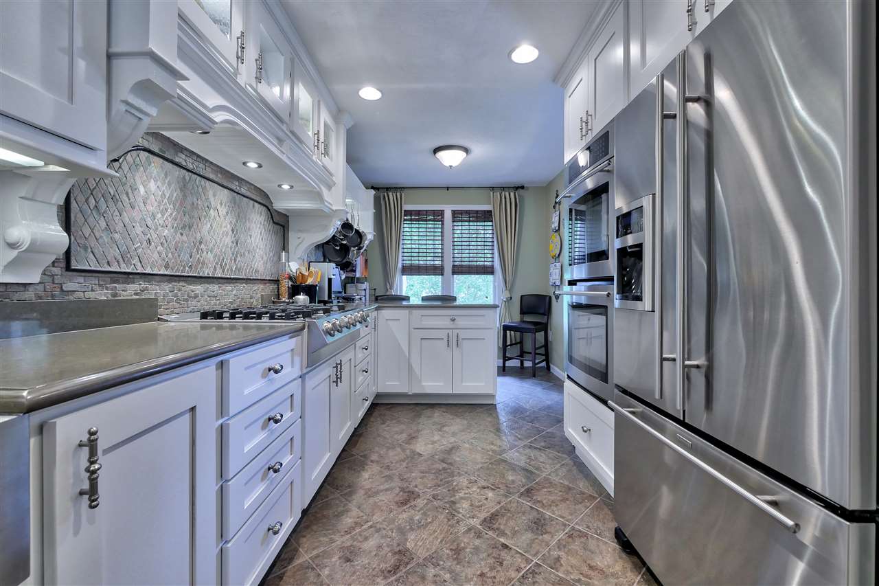 108 Hawthorne Village Road Nashua, NH 03062 - Photo 5 of 38 Gallery Image 5