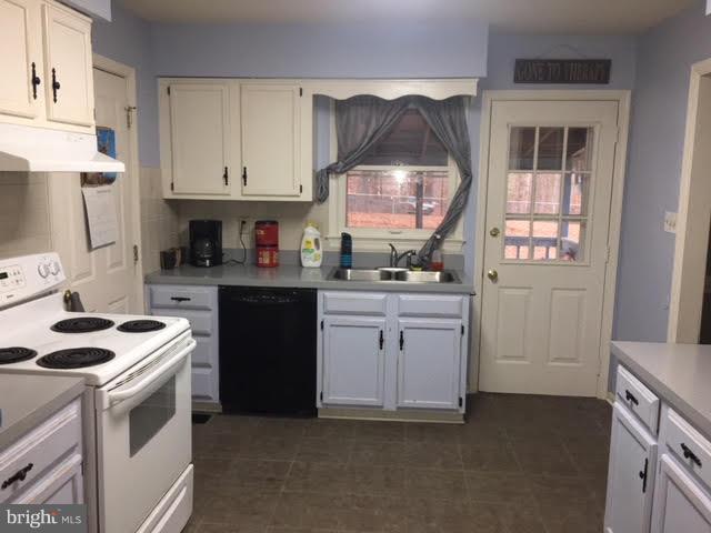 147 Morton Road Fredericksburg, VA 22405 - Photo 3 of 11 a kitchen with a sink stove and refrigerator