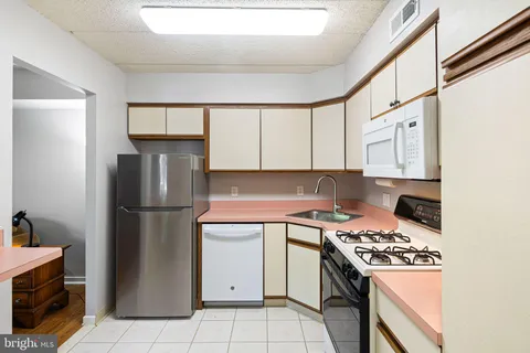 $196,000 | 401 Shawmont Avenue, Unit B, Philadelphia, PA 19128