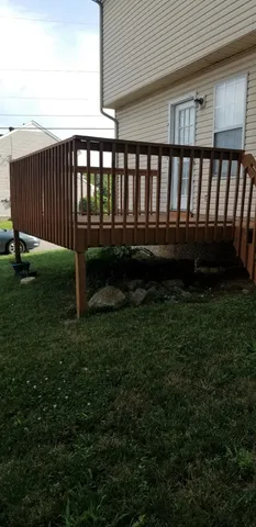 a view of a house with backyard