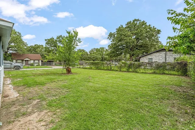a view of yard with tree s