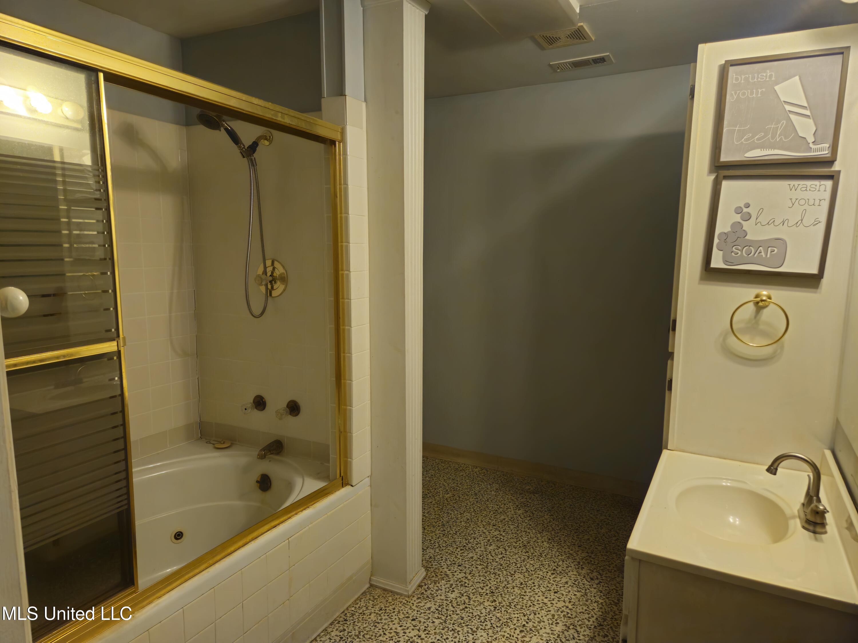 142 Mosley Drive Pope, MS 38658 - Photo 18 of 25 142 Mosley (27)