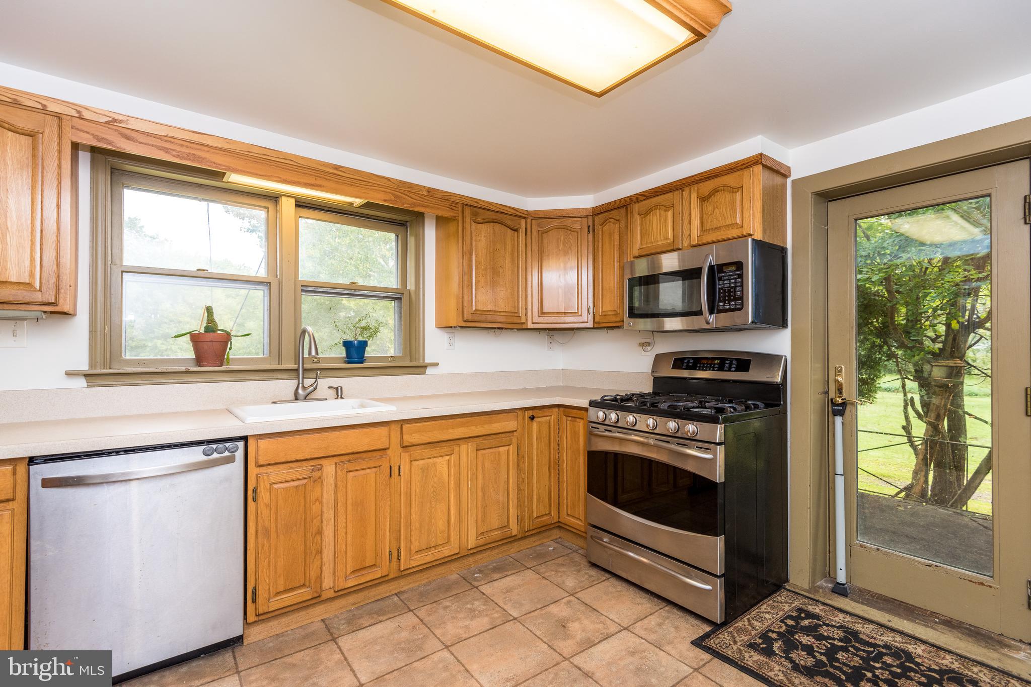 218 North Ridge Road Perkasie, PA 18944 - Photo 6 of 28 Kitchen w/ Electric Cooking