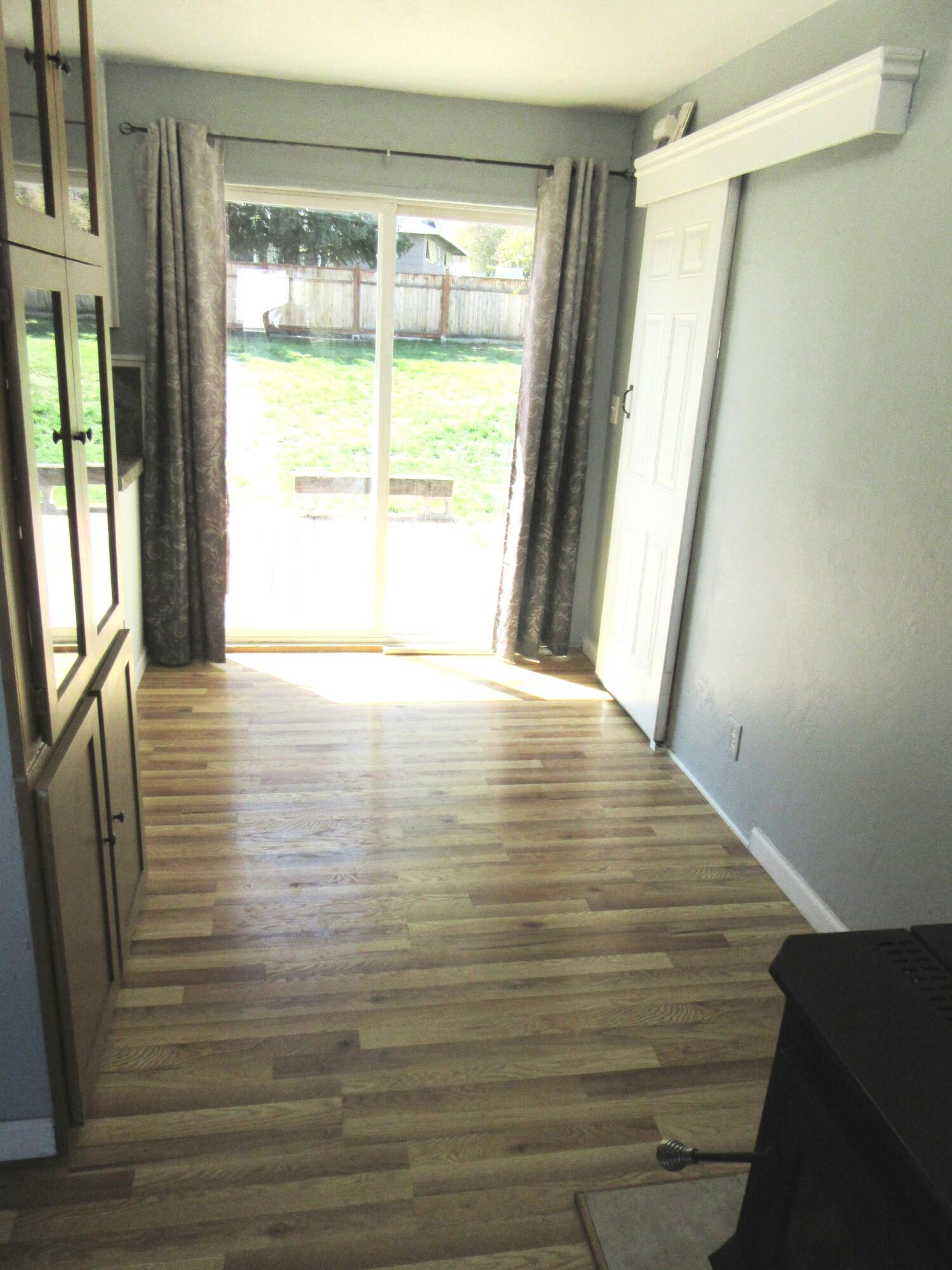 907 West 3rd Street Alturas, CA 96101 - Photo 5 of 32 Dining area 1
