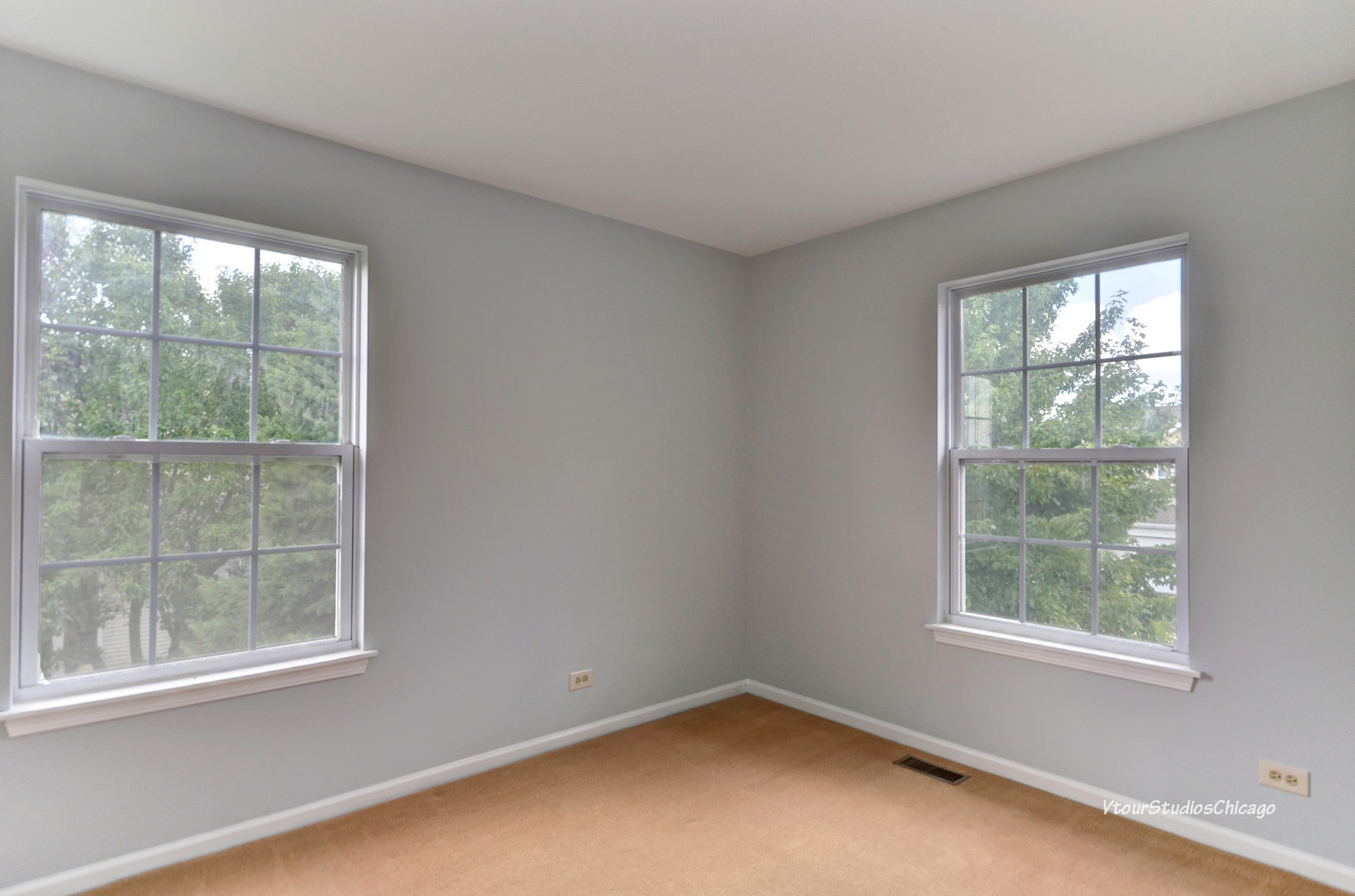 5451 Elizabeth Place Rolling Meadows, IL 60008 - Photo 25 of 34 an empty room with a window