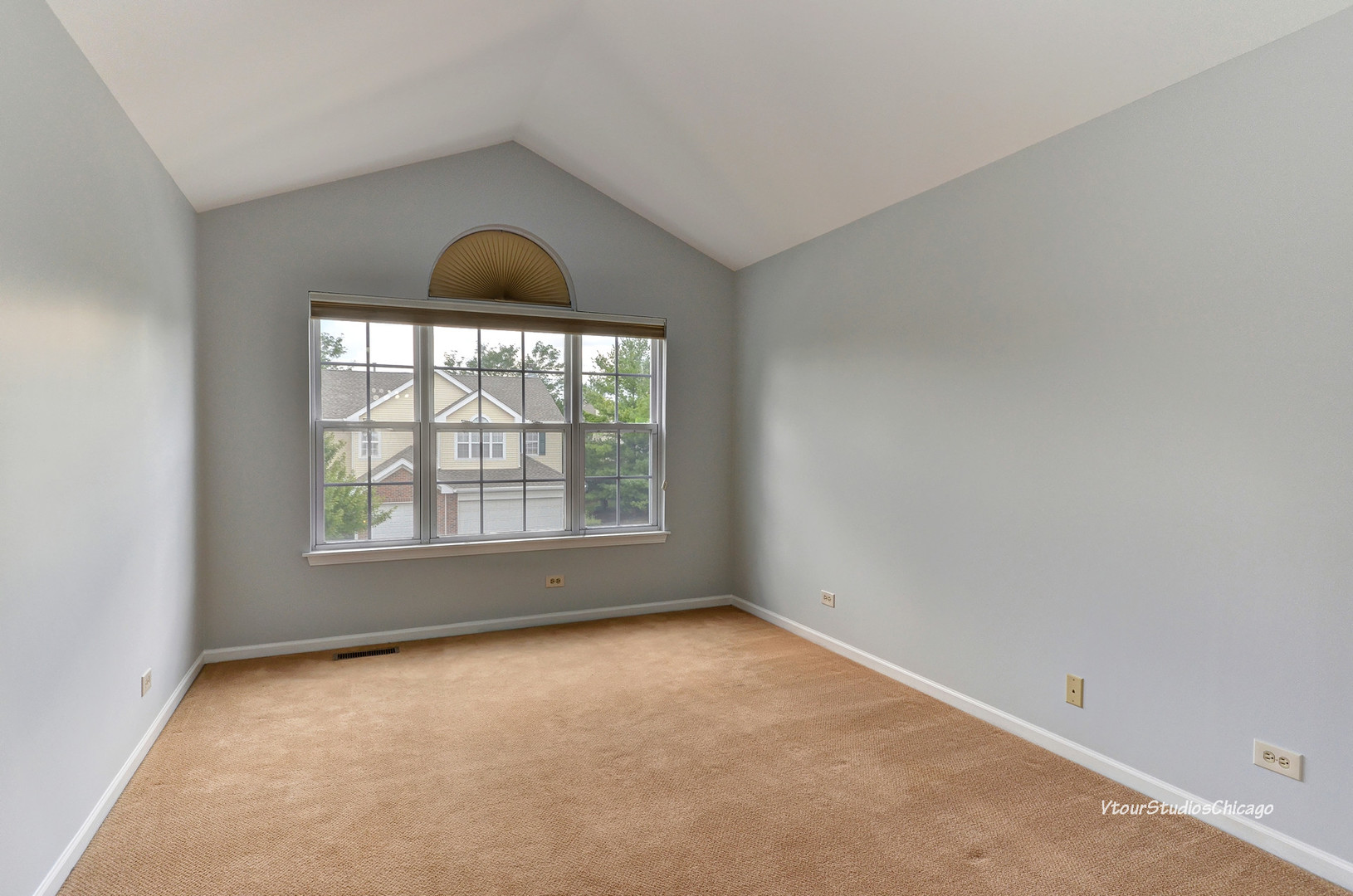 5451 Elizabeth Place Rolling Meadows, IL 60008 - Photo 27 of 34 an empty room with a window