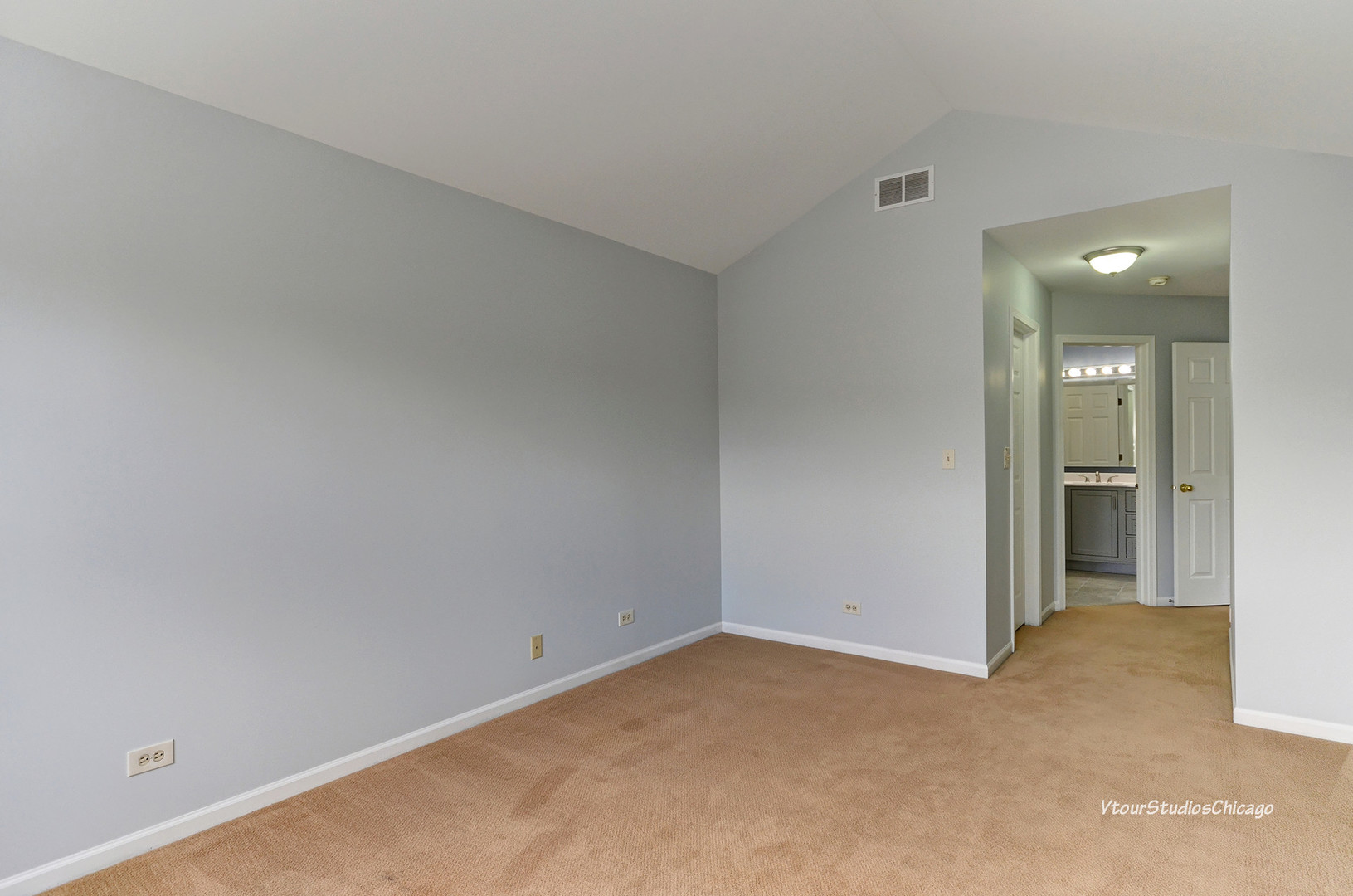 5451 Elizabeth Place Rolling Meadows, IL 60008 - Photo 28 of 34 an empty room with a bathroom