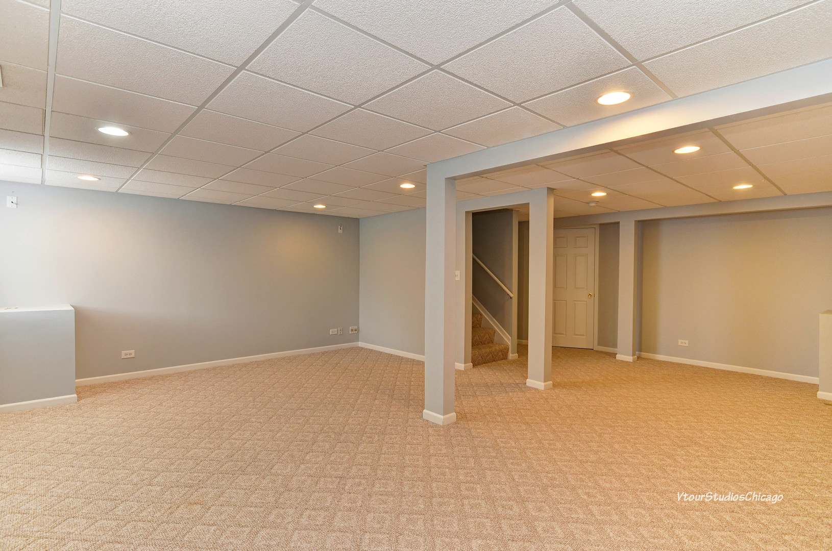 5451 Elizabeth Place Rolling Meadows, IL 60008 - Photo 31 of 34 a view of an empty room with a window