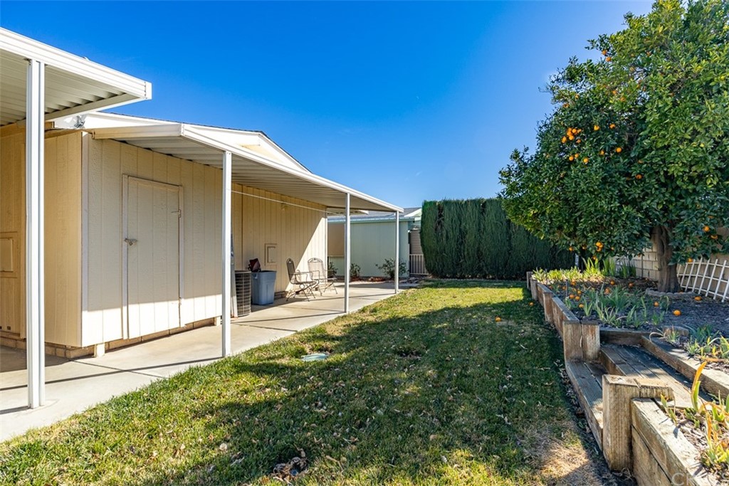 24600 Mountain Avenue, Unit 57 Hemet, CA 92544 - Photo 18 of 20 a backyard of a house with table and chairs