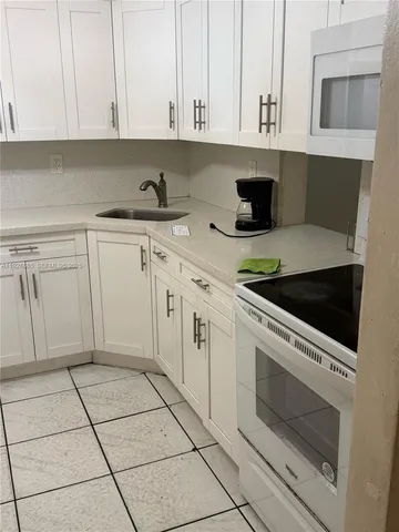 $1,700 | 1400 Northeast 191st Street, Unit 222, Miami, FL 33179