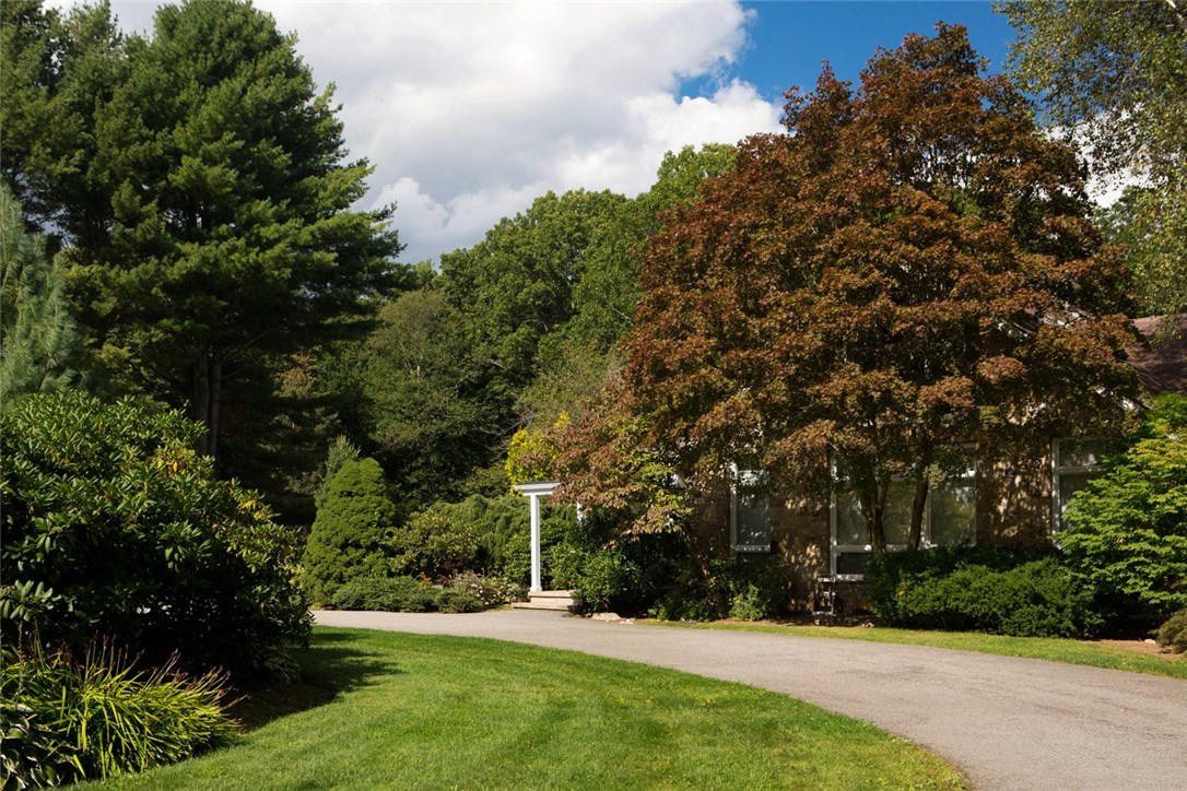 300 Pippin Orchard Road Cranston, RI 02921 - Photo 4 of 40
