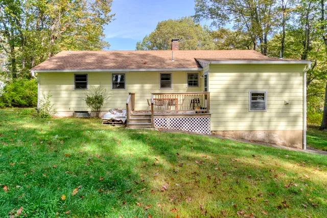 a view of a house with backyard