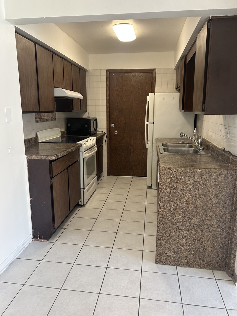 12620 South Alpine Drive, Unit 4 Alsip, IL 60803 - Photo 7 of 13 a kitchen with stainless steel appliances granite countertop a refrigerator and a sink