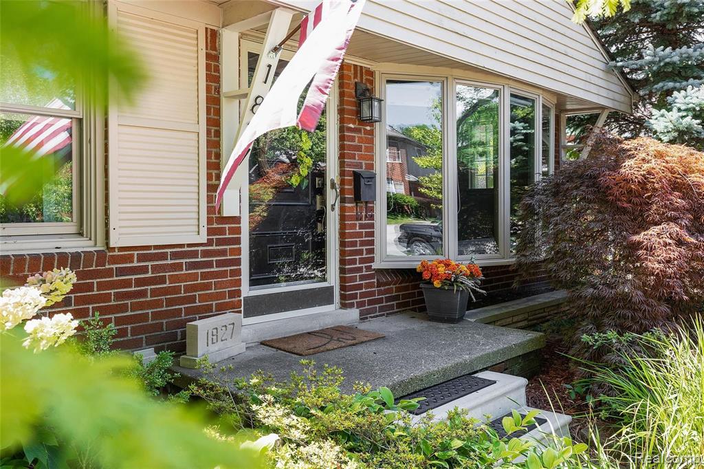 1827 Newcastle Road Grosse Pointe Woods, MI 48236 - Photo 2 of 32