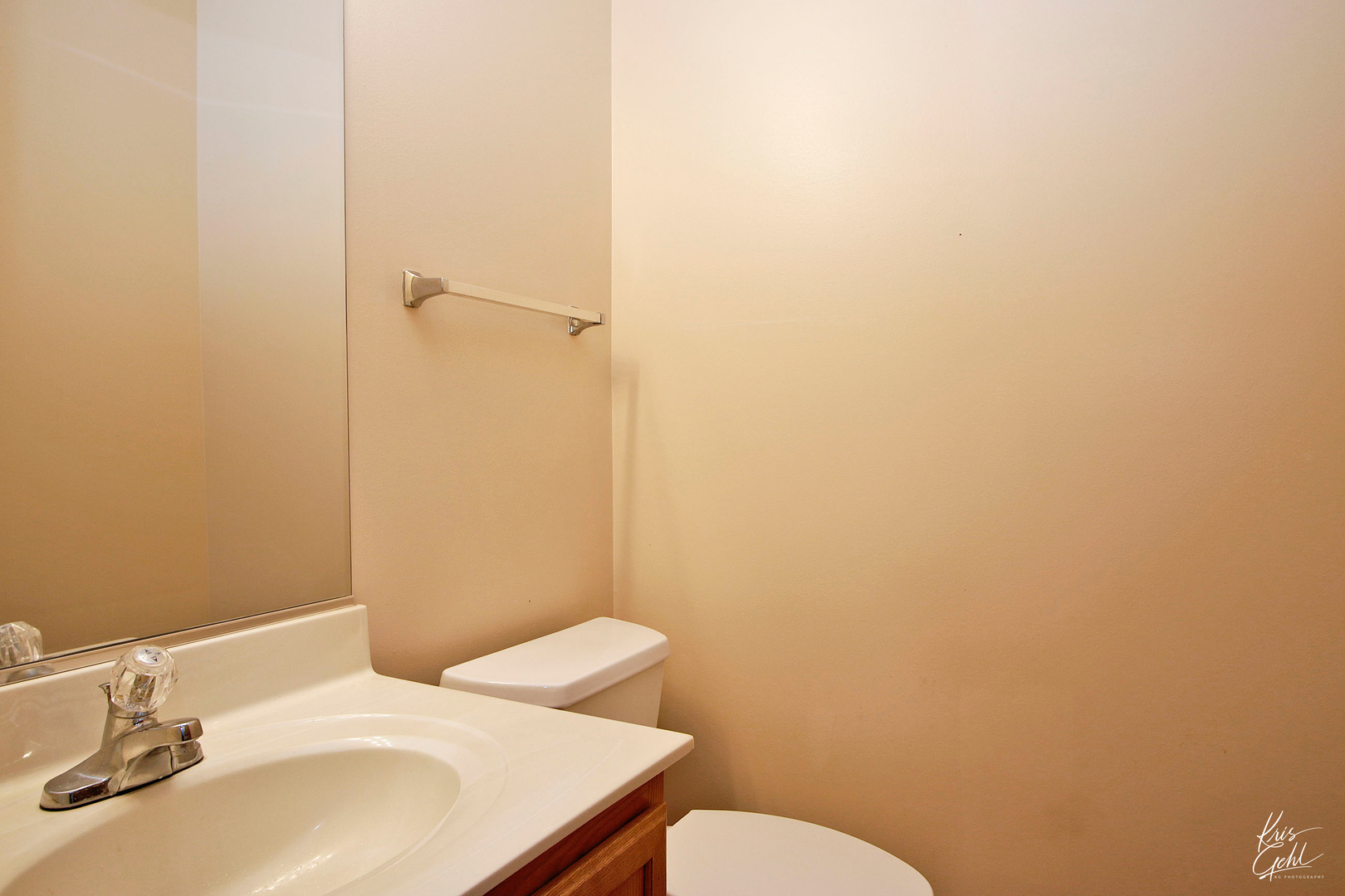 571 Willow Way Lindenhurst, IL 60046 - Photo 12 of 22 a bathroom with a sink a toilet and a mirror