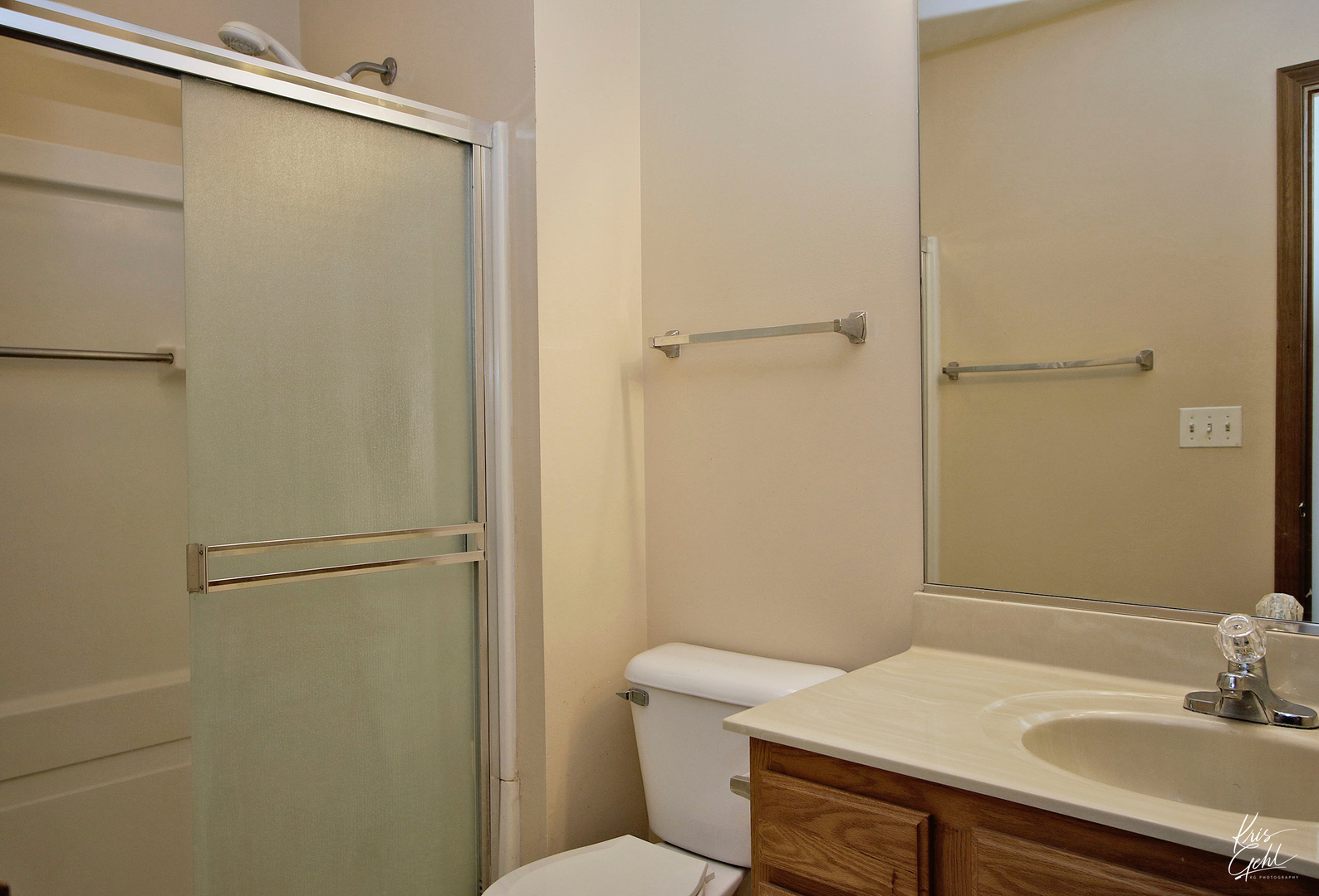 571 Willow Way Lindenhurst, IL 60046 - Photo 13 of 22 a bathroom with a sink toilet and shower