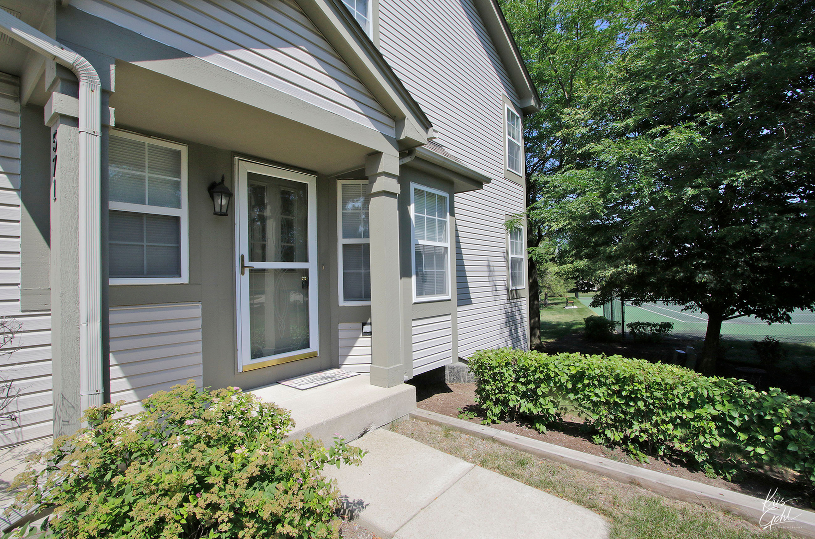 571 Willow Way Lindenhurst, IL 60046 - Photo 2 of 22 a front view of a house with a garden